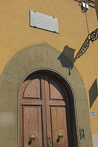 لوح یادبود داستایفسکی بر در خانه‌ای در فلورانس که در آن نوشته شده: داستایفسکی ابله را اینجا نوشت